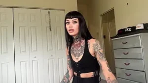 Sexboy Photo – Curvy Delivery Girl Tommy King Opts